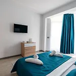 Hugo Pool & Mamaia Nord Apartman 3*
