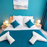 Hugo Pool & Mamaia Nord Apartman 3*