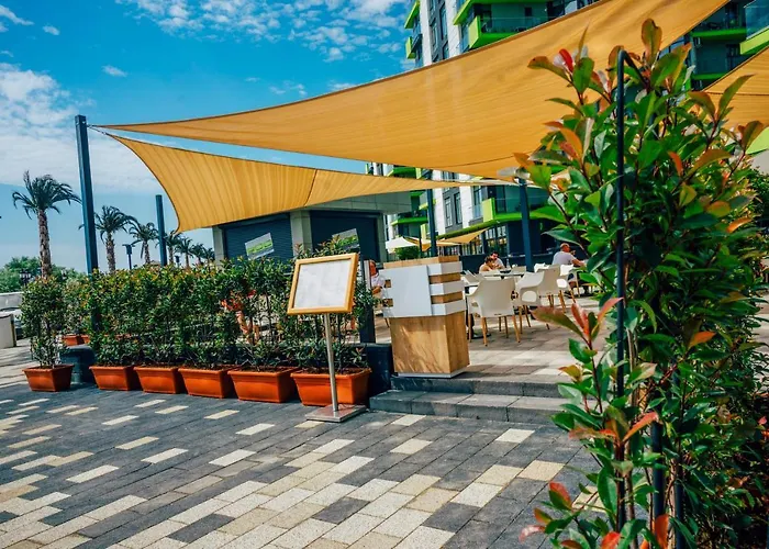 Hugo Pool & Mamaia Nord 아파트