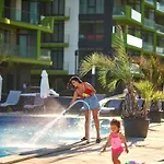 Hugo Pool & Mamaia Nord