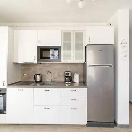 Apartment Hugo Pool & Mamaia Nord 3*