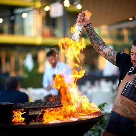 Hugo Pool & Mamaia Nord Apartment