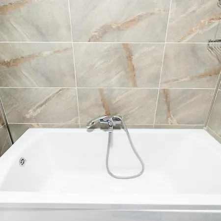 Hugo Pool & Mamaia Nord