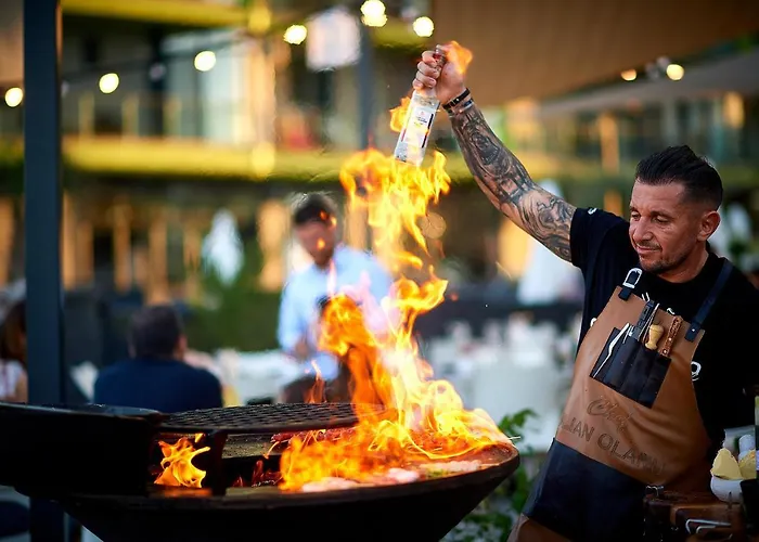 Hugo Pool & Mamaia Nord شقة